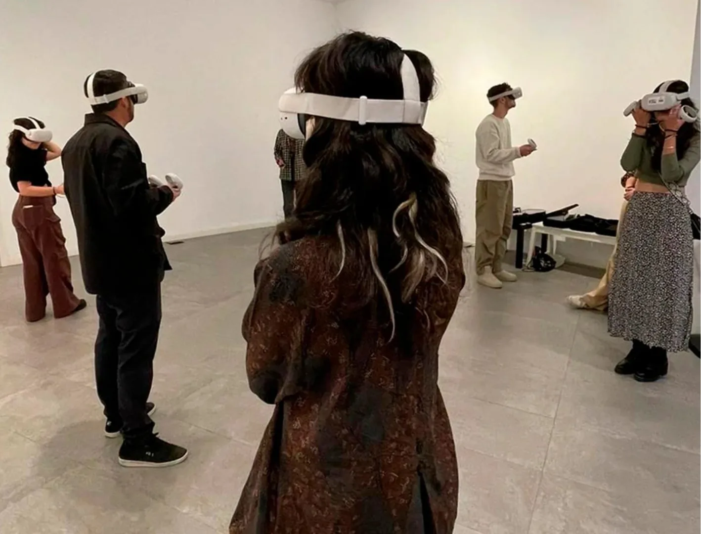 Estudiantes de la Universidad de Málaga recorriendo una exposición en realidad virtual