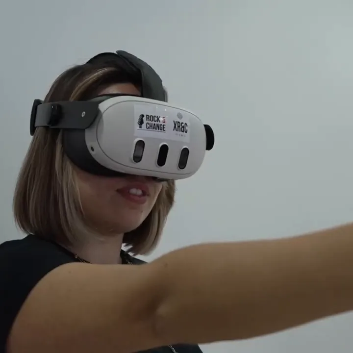 Usuaria con gafas de realidad virtual Meta Quest interactuando con una experiencia de XRC