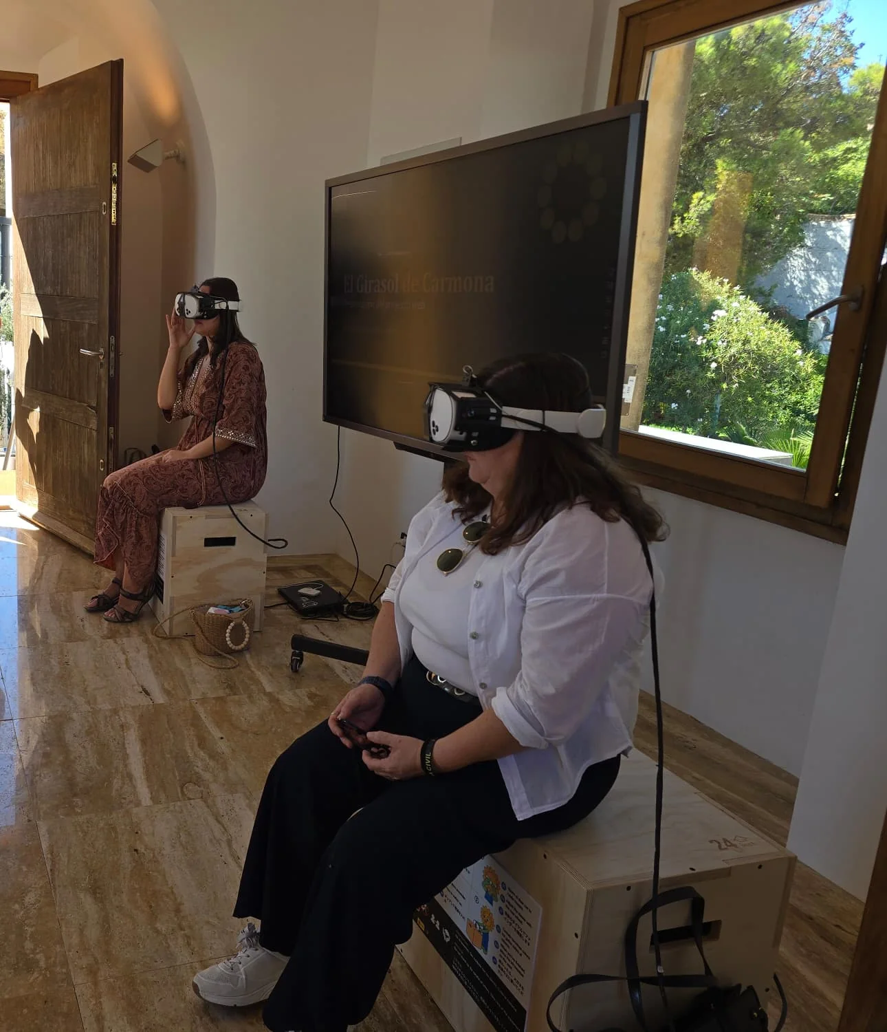 Visitantes con gafas de realidad mixta en el centro de interpretación de Carmona
