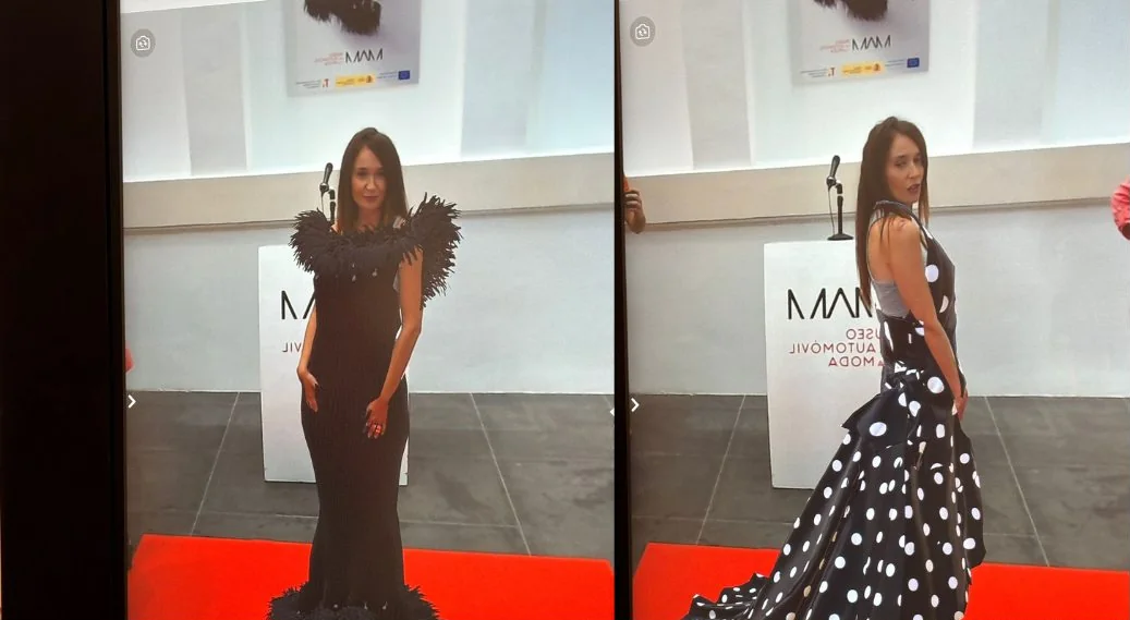Visitantes probándose virtualmente vestidos de la colección del MAM frente al espejo