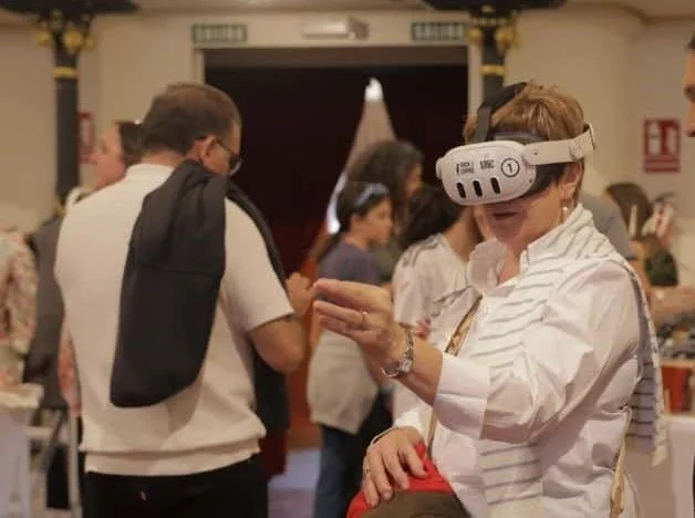 Asistente a Sostejible probando la experiencia con gafas de realidad virtual en el Teatro Juan Bravo de Segovia
